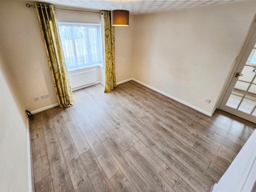 Boxgrove-Priory-Bedford-Prime-Choice-Living-room.j