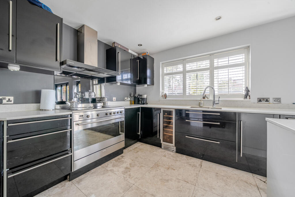 1370499-12-68f76b...