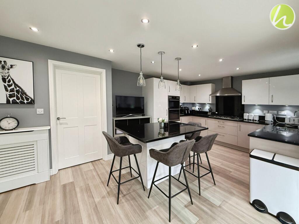 Kitchen/ Dining Space