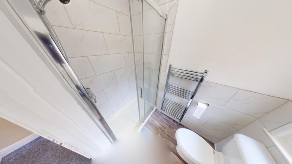 A modern and clean bathroom featuring a spaciou...
