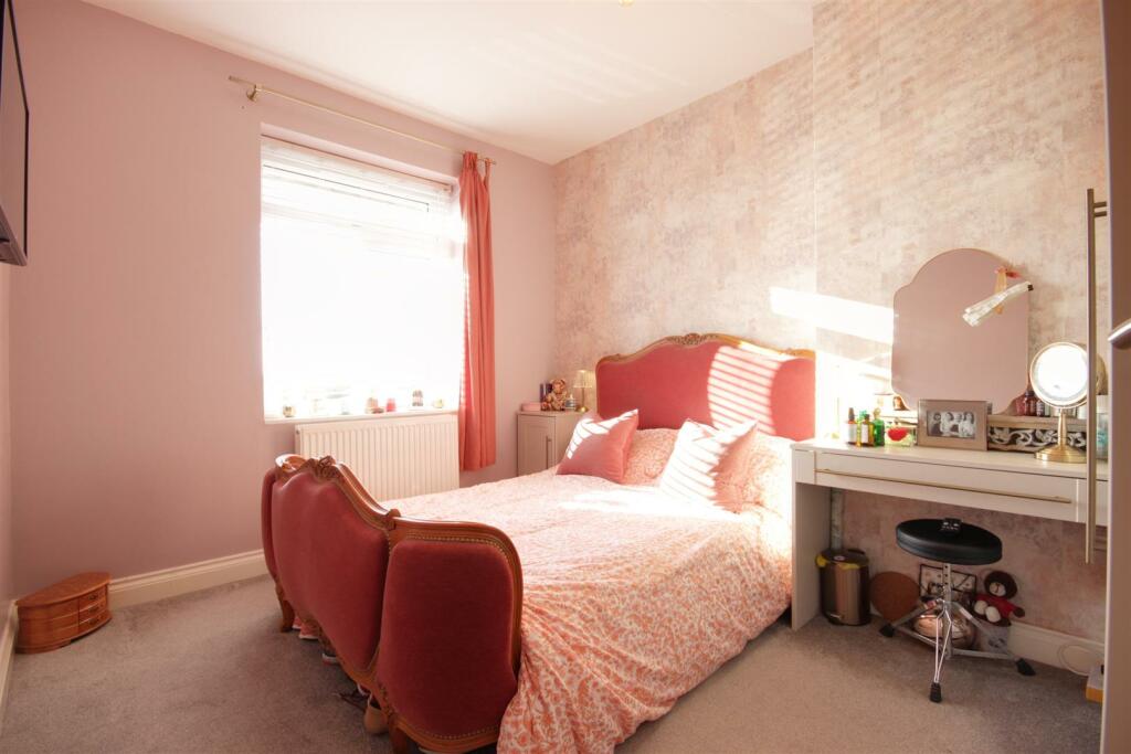 BEDROOM 1 (FRONT)