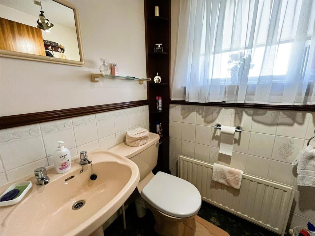 GUEST WC/CLOAKROOM