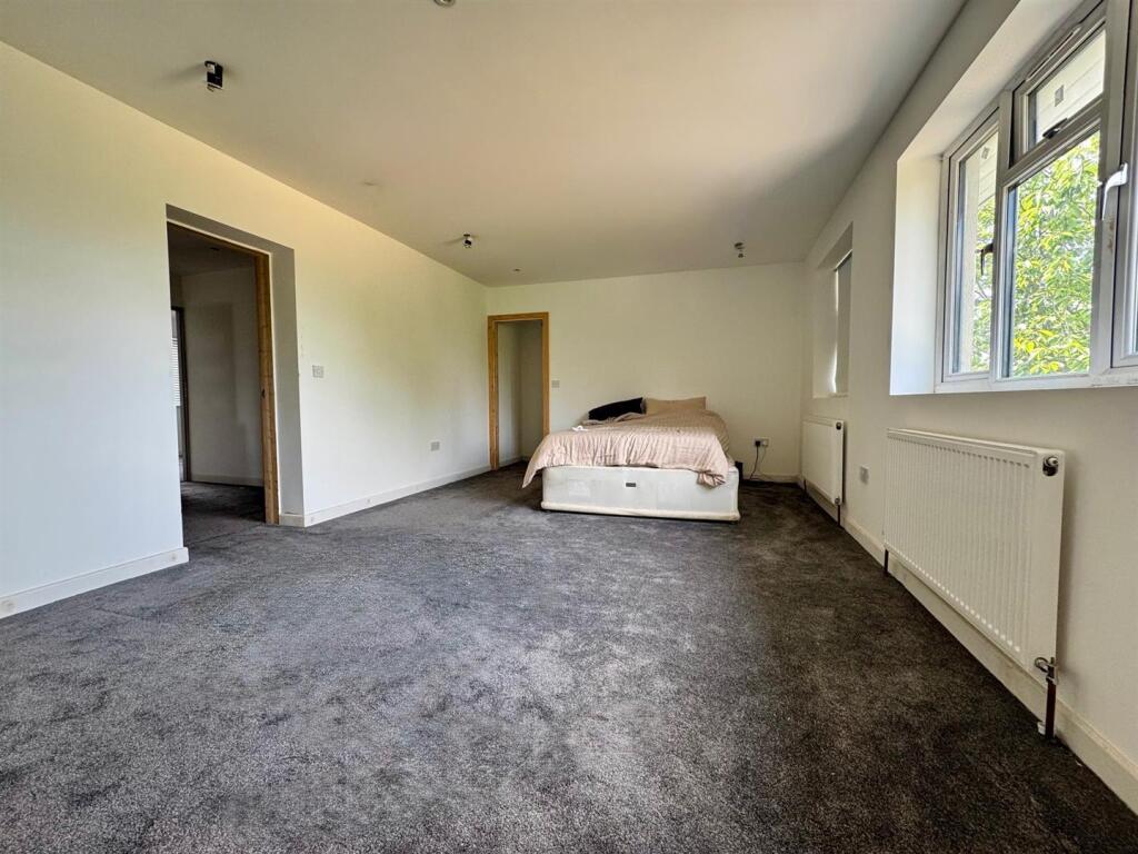 Bedroom 1.jpg