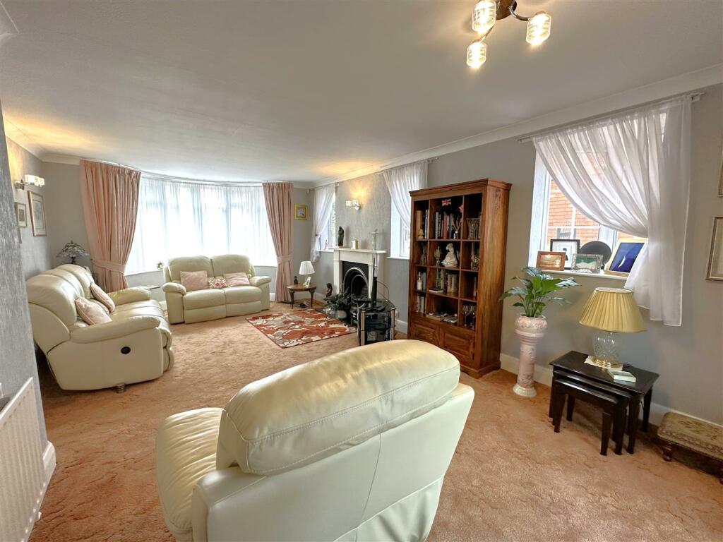 Dual-Aspect Living Space 081