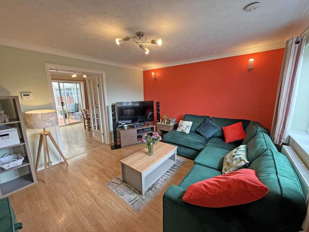 Cayley Way 39 - Lounge Front.jpg