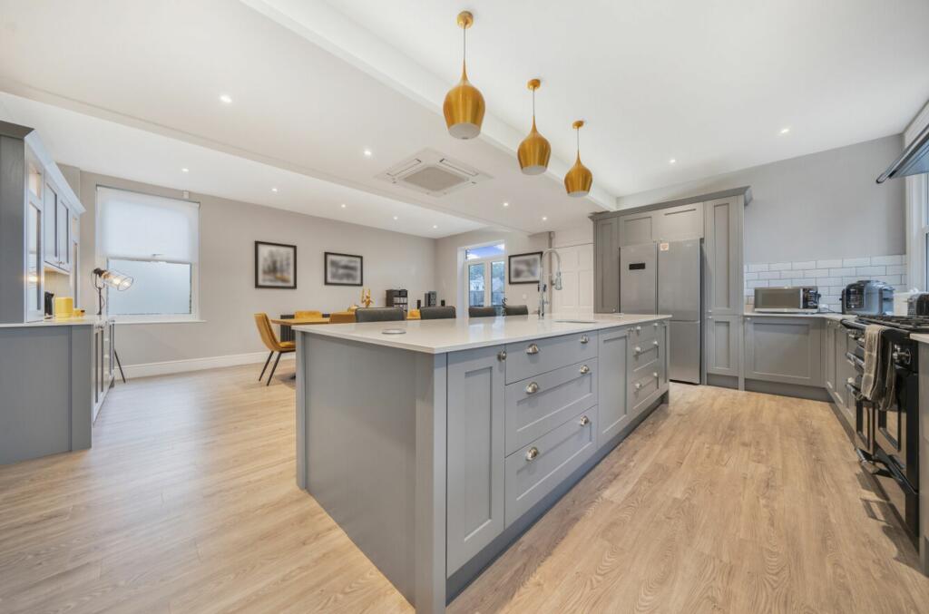 Kitchen/Dining Room (2)