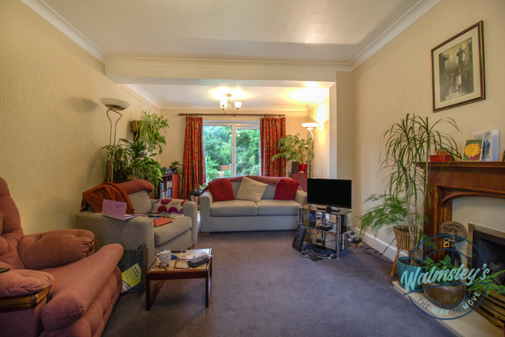 Sitting dining room with sliding doors to garden