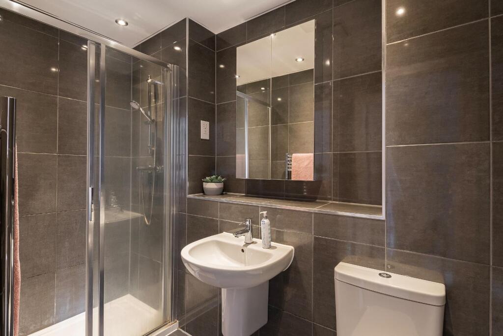 0S7FRBR - Ensuite B.jpg