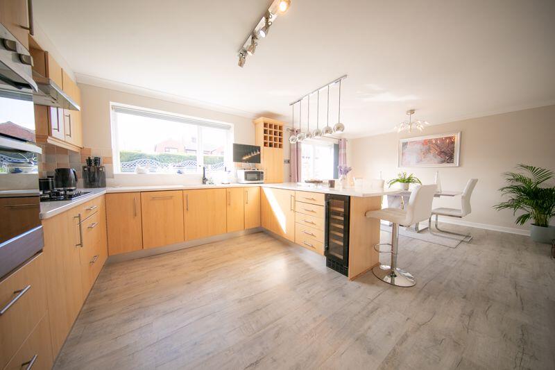 Kitchen &amp; dining room