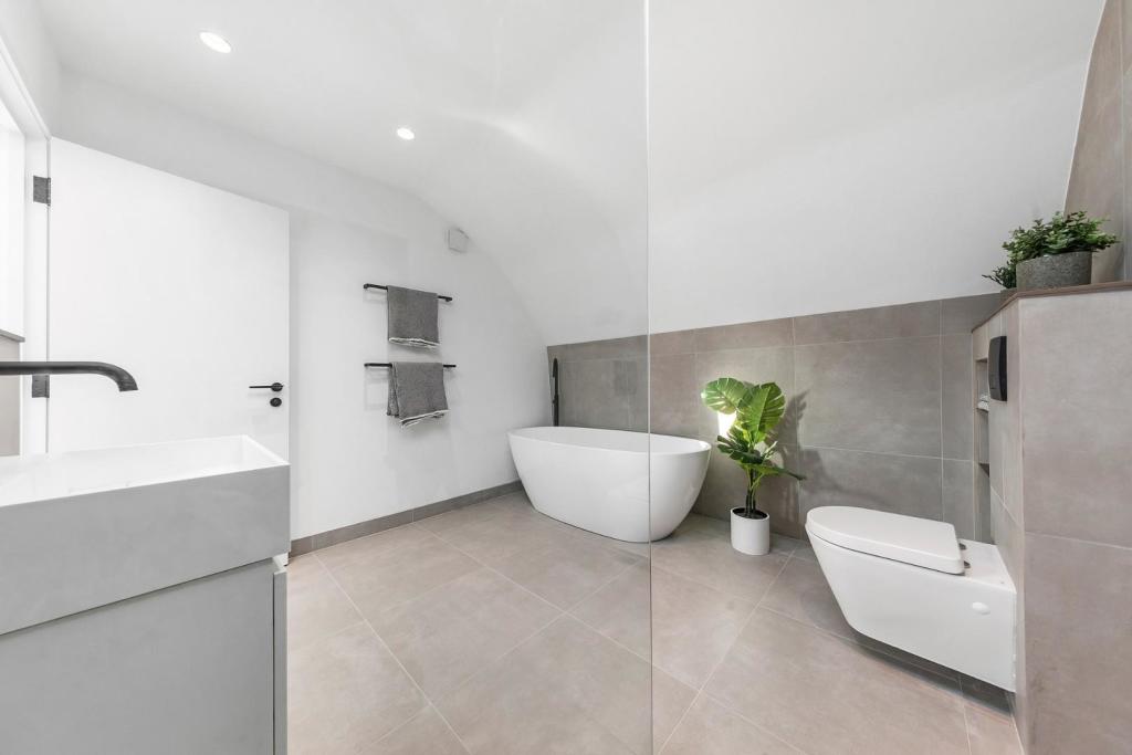 Bathroom (2).jpg