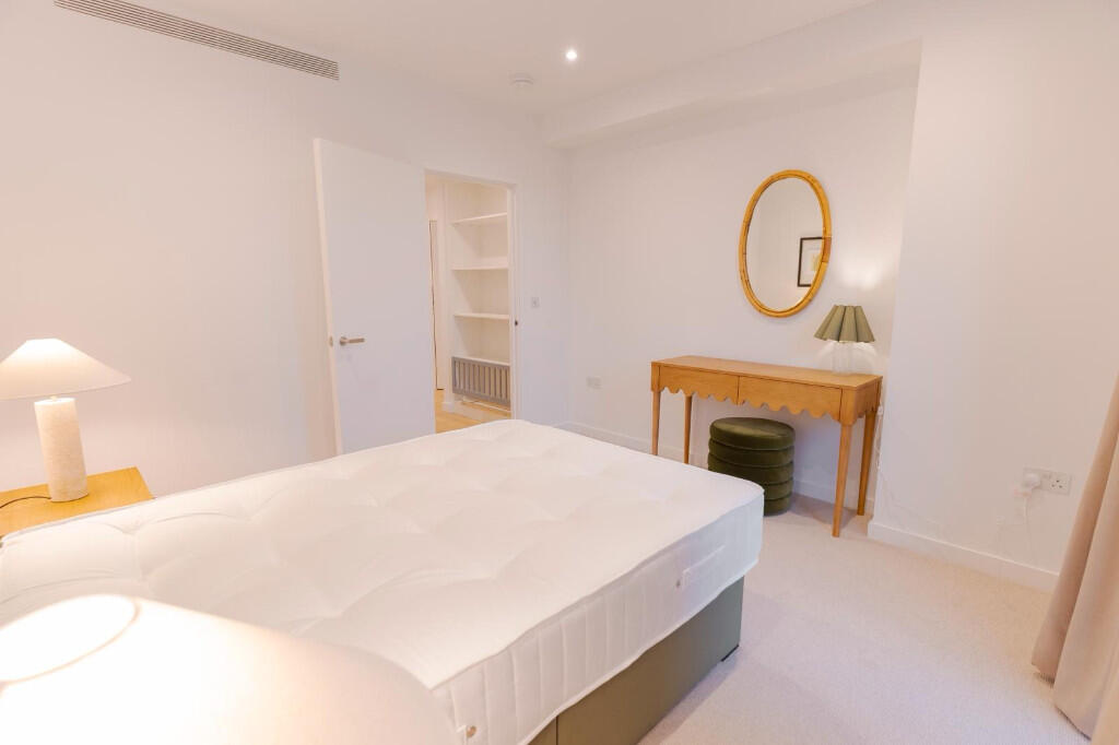 Alba Square, London, SW1W