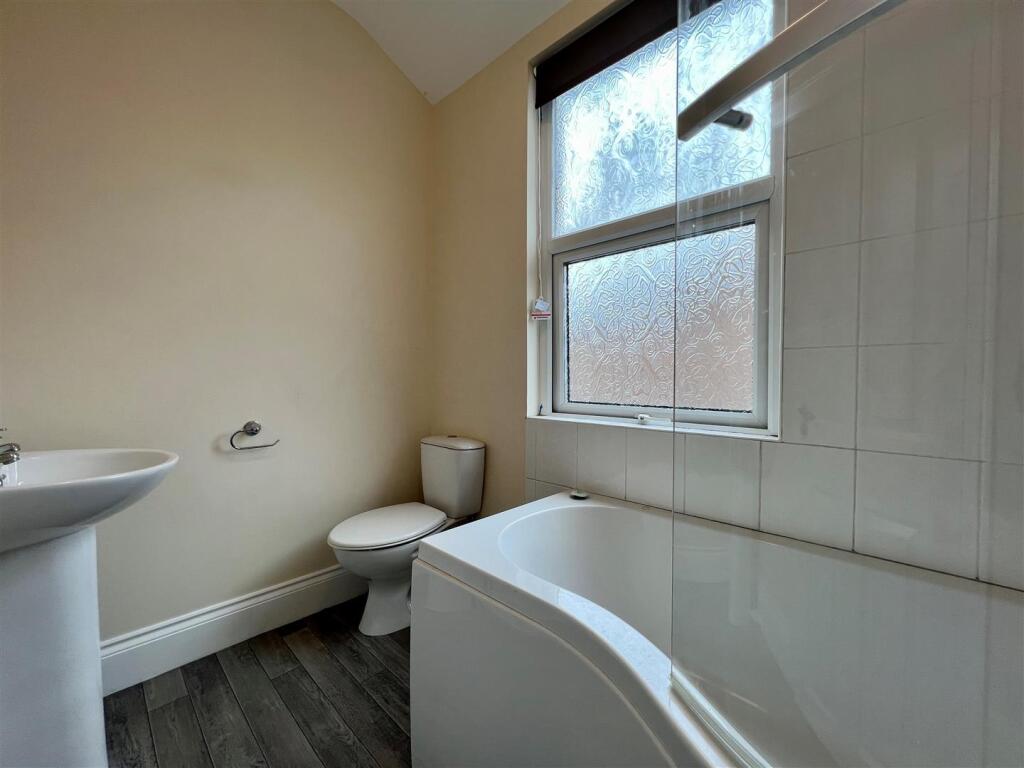 Bathroom 1.jpg