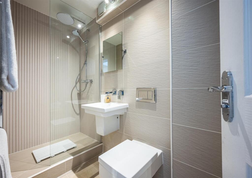 Bathroom (2).jpg