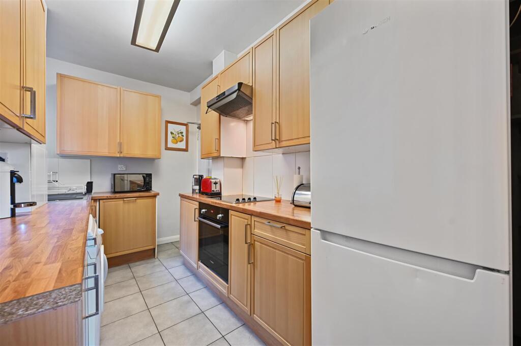 FB - 51 Latymer Court - Kitchen3 (1).JPG