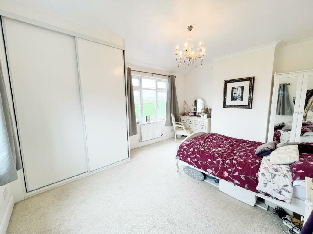 Bedroom 1 pic 1.jpg