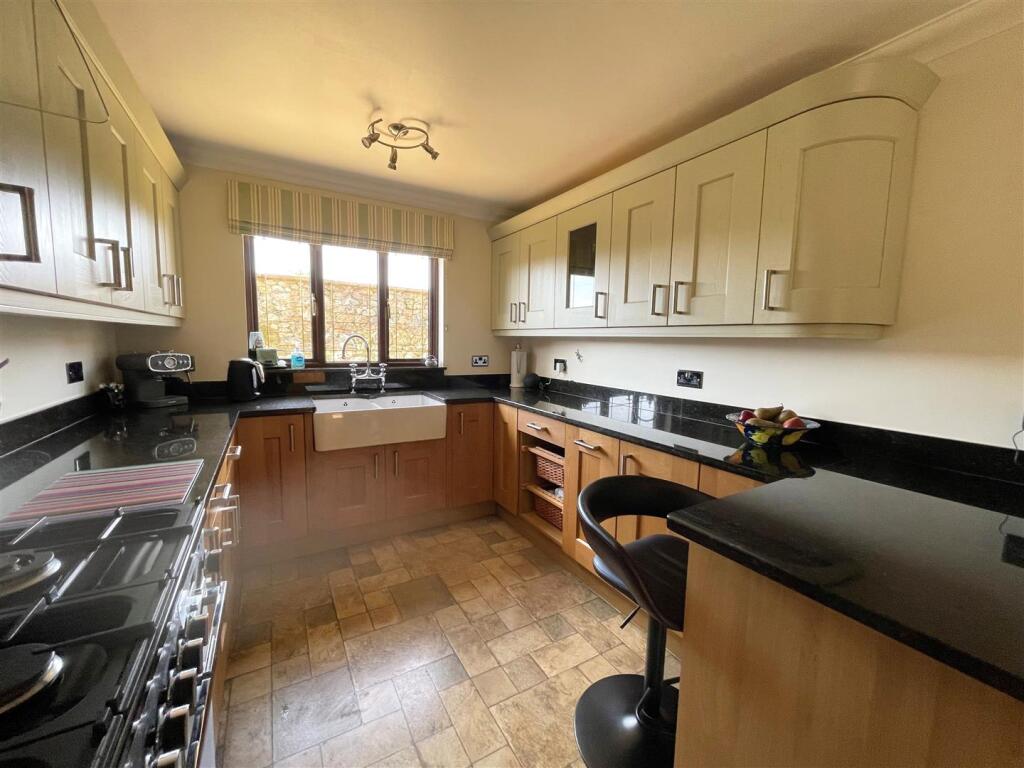 Kitchen 1.jpg