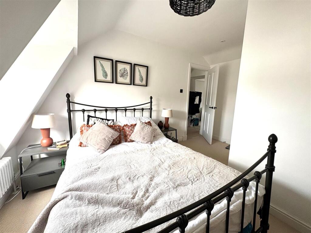 Bed1.jpg