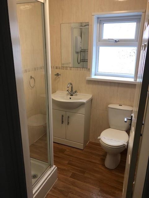 9 Falmouth shower room.jpg