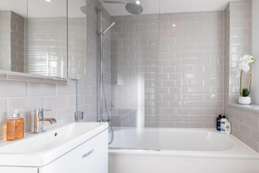 Flat 3_bathroom 1.jpg