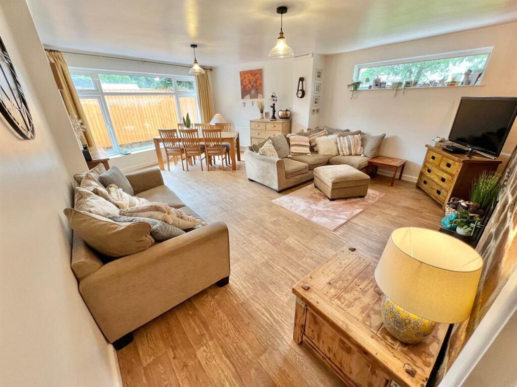 Lounge/Dining Room