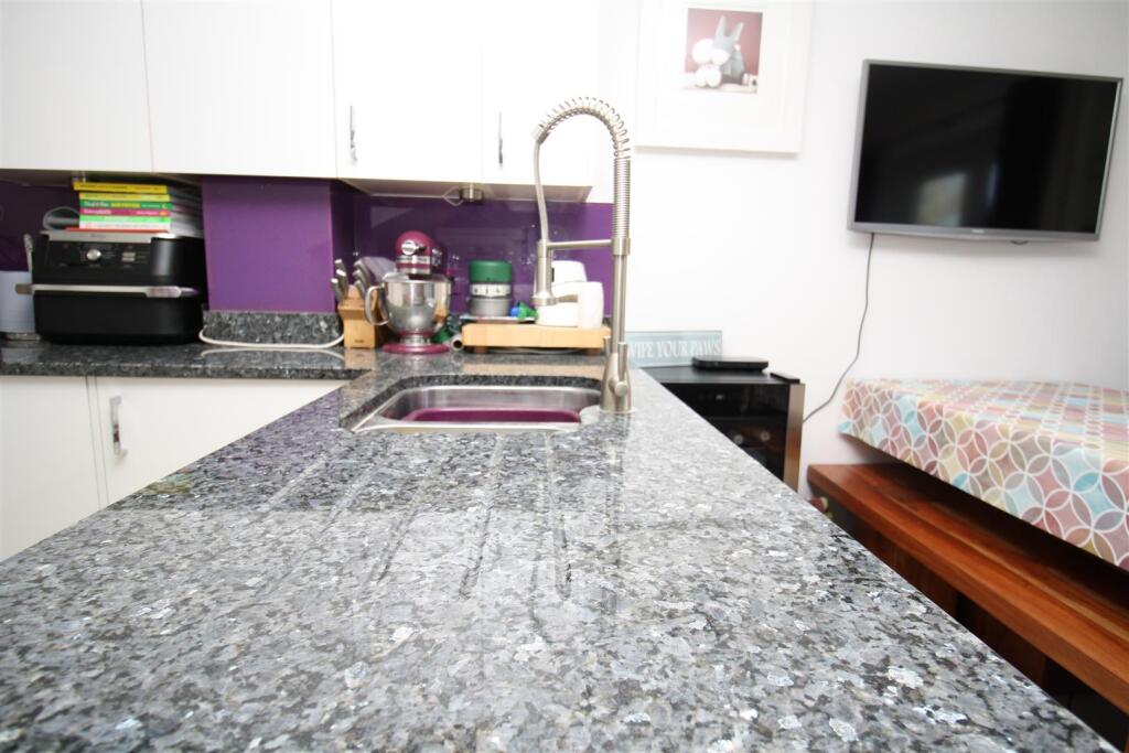 52 St Helena kitchen 3.JPG