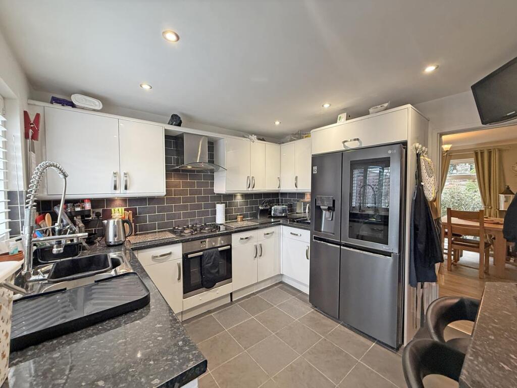 Edwards Close 27 - Kitchen 1.jpg