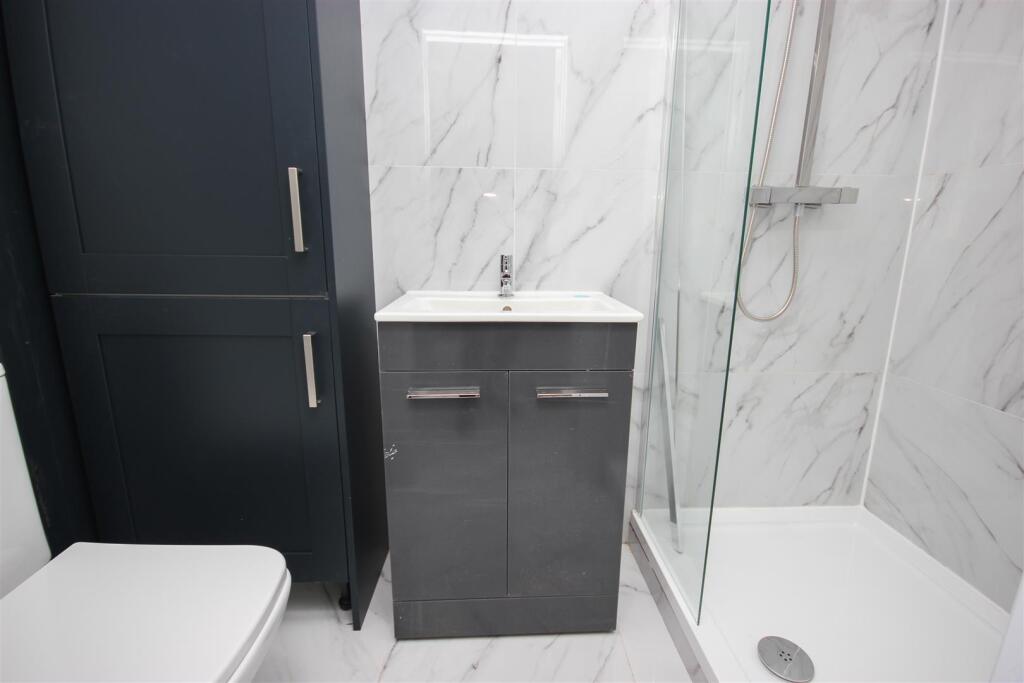 downstairs bathroom..jpg