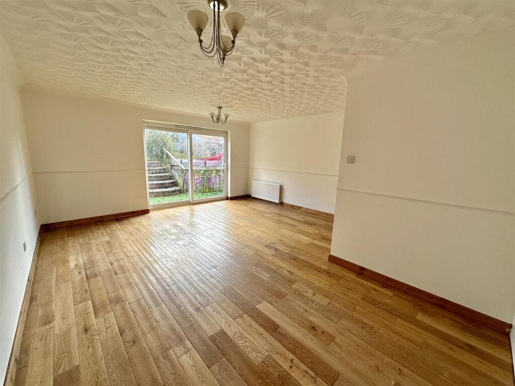 Living/Dining Room: