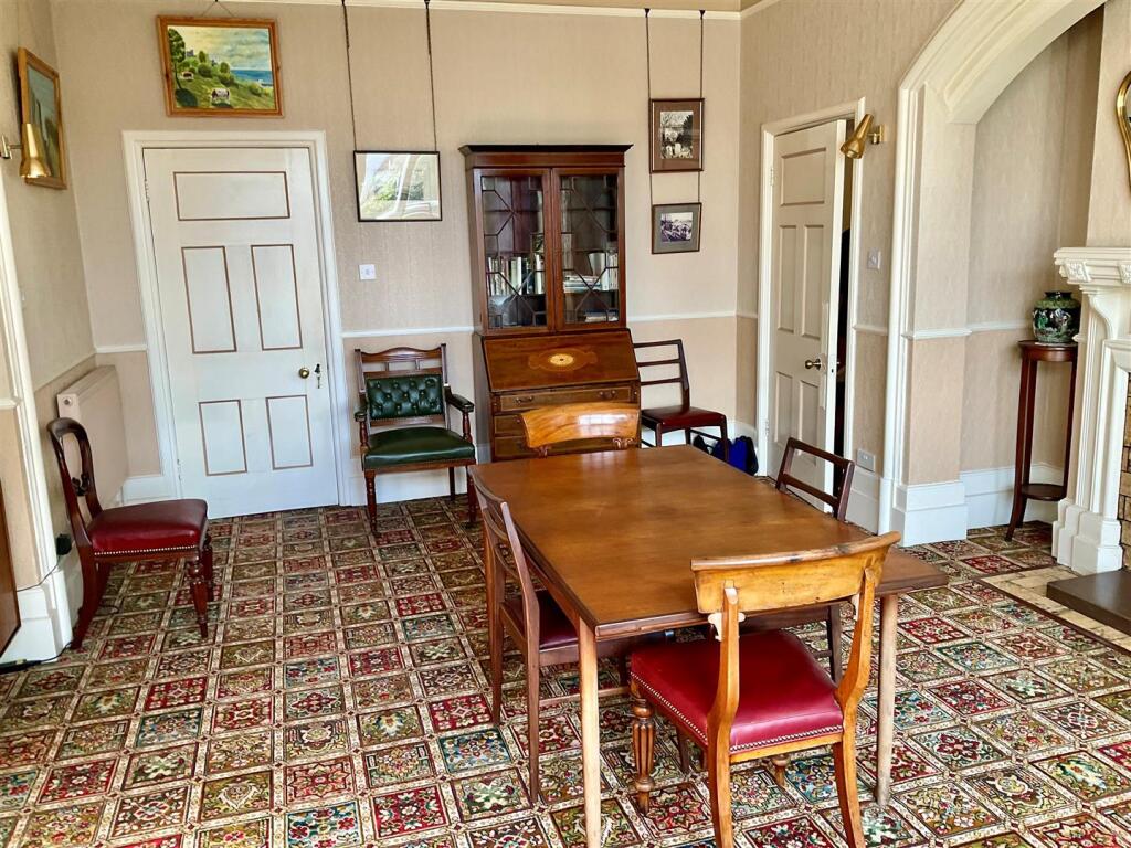 Dining Room pic4.jpg