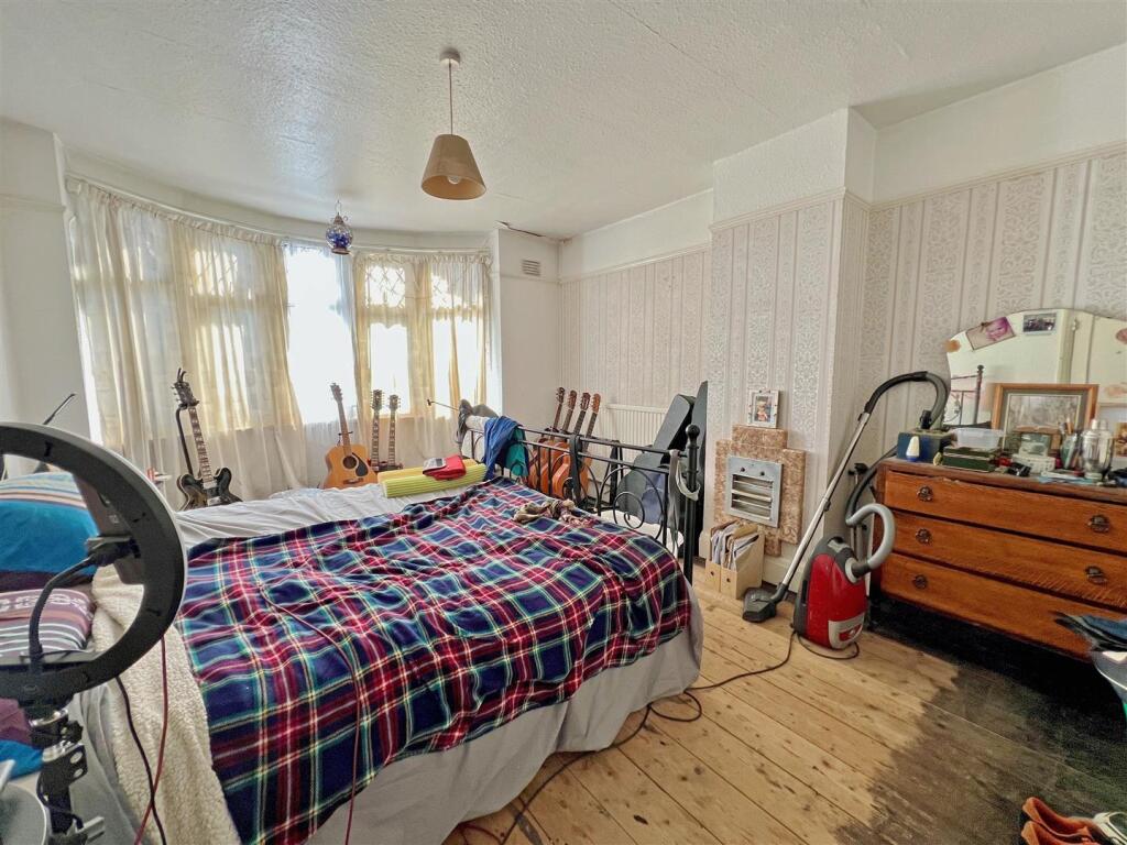 4 - Semi-detached House for Auction, Filton Park.j