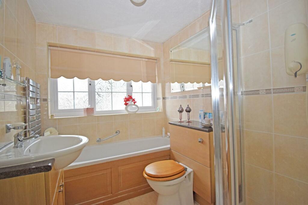 1 Barnsley Road, bathroom.jpg