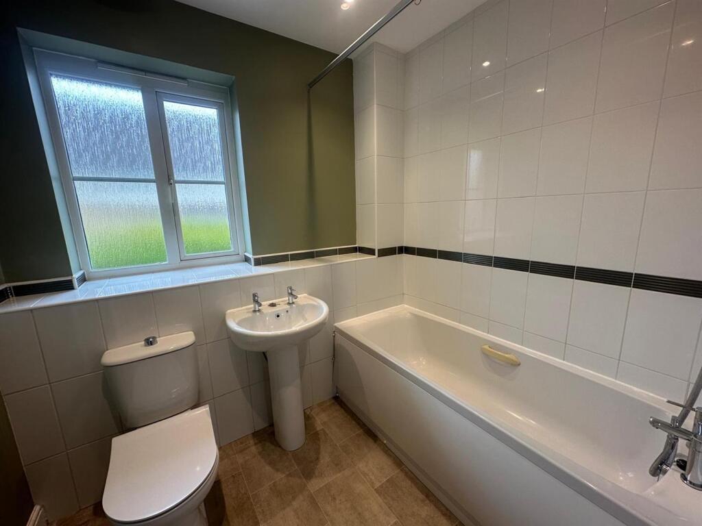 FAMILY BATHROOM: