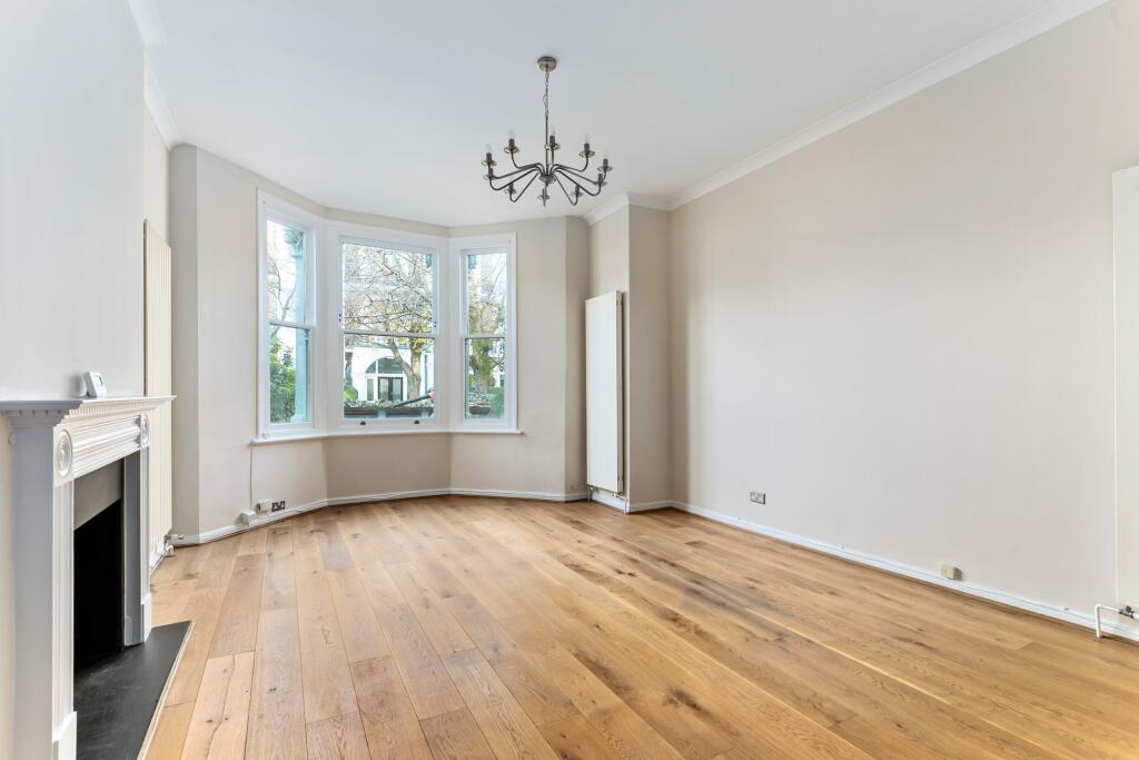 Sisters Avenue 41, F