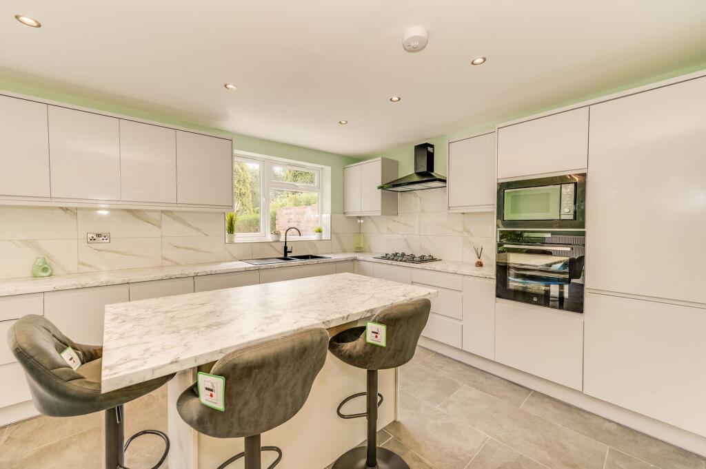 KITCHEN/BREAKFAST ROOM, DINER AND LOUNGE