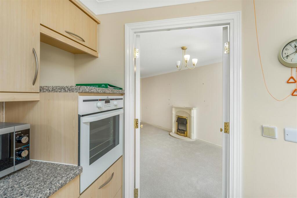 7 Foxhall Court, Banbury-8.jpg