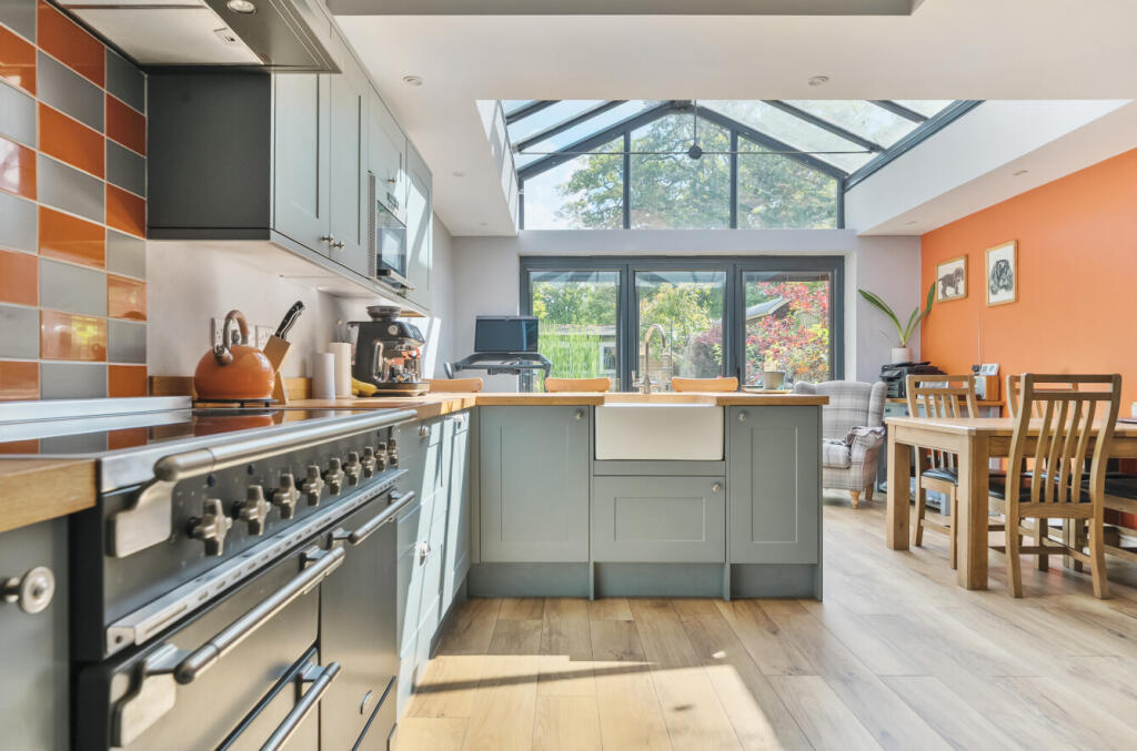 1296551-683042e46...