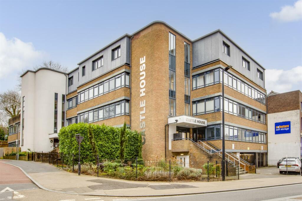 13 Castle House, Desborough Road, HP11 2FP-14.jpg
