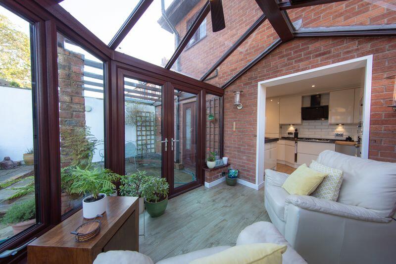 Sun lounge &amp; kitchen