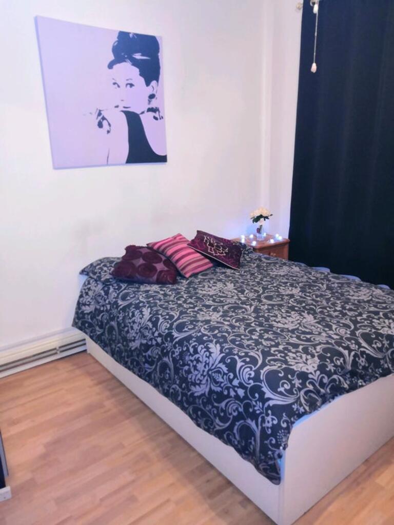 A cozy double bedroom with a stylish decor, fea...