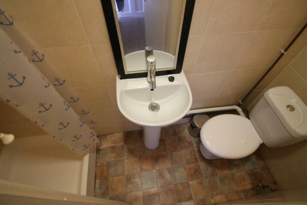 68RPA- Bathroom 2.JPG