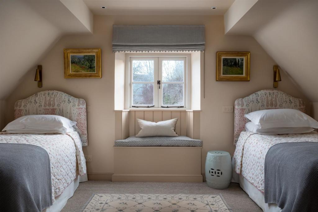 14 - Ditch Lane Cottage - GL7 5ER - Web.jpg