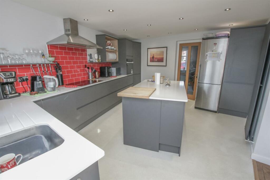 OPEN PLAN ISLAND KITCHEN