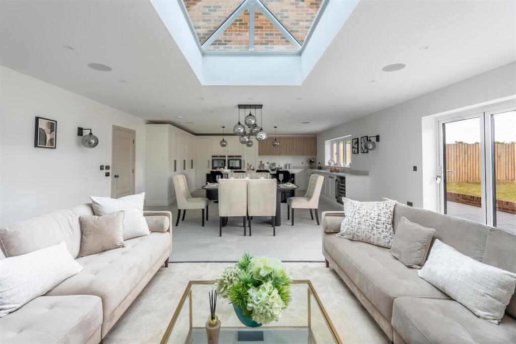 Luxury Kitchen/ Dining/ Entertainment Room