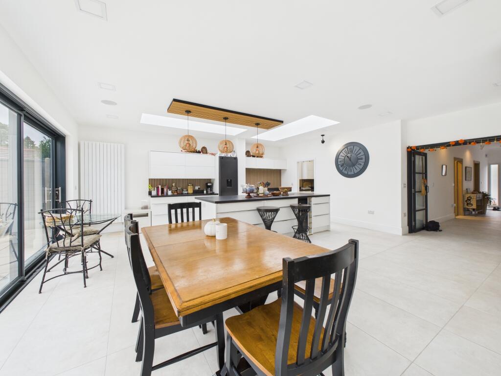 CAM04825G0-PR0182-STILL007