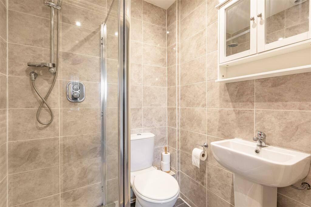 2a Burleigh Road, Addlestone, KT151pl - 14.jpg