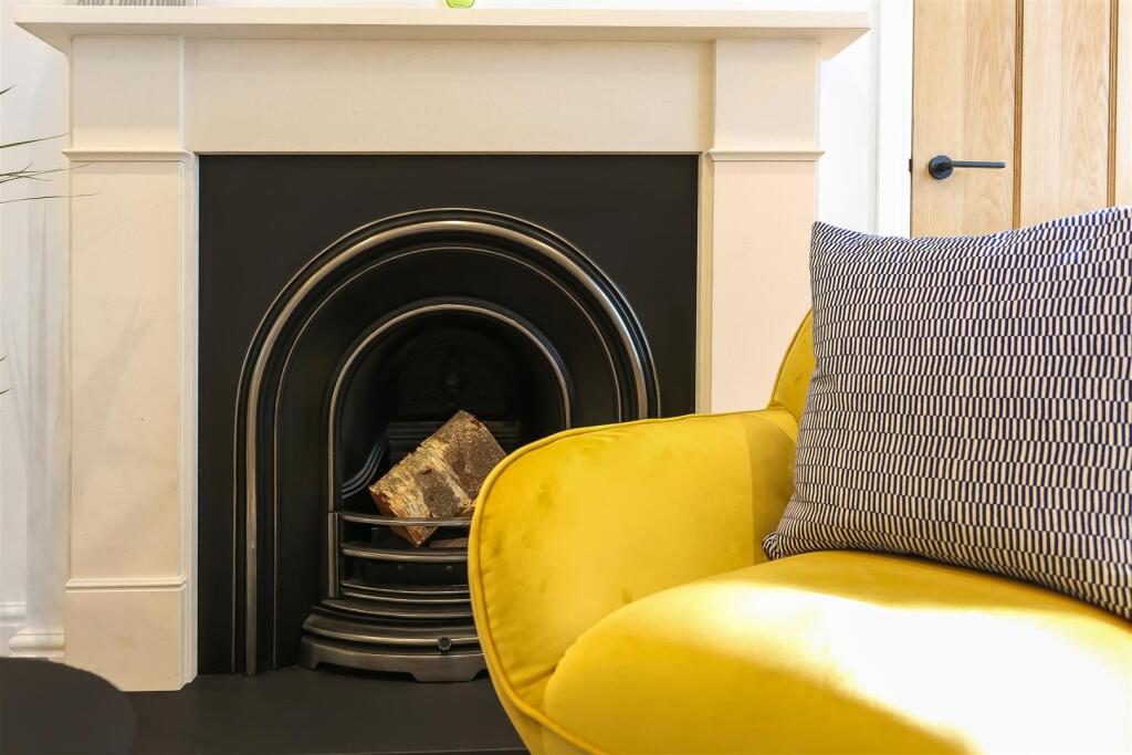 1249733894 - 43 Green Curve, SM7 - 41.jpg