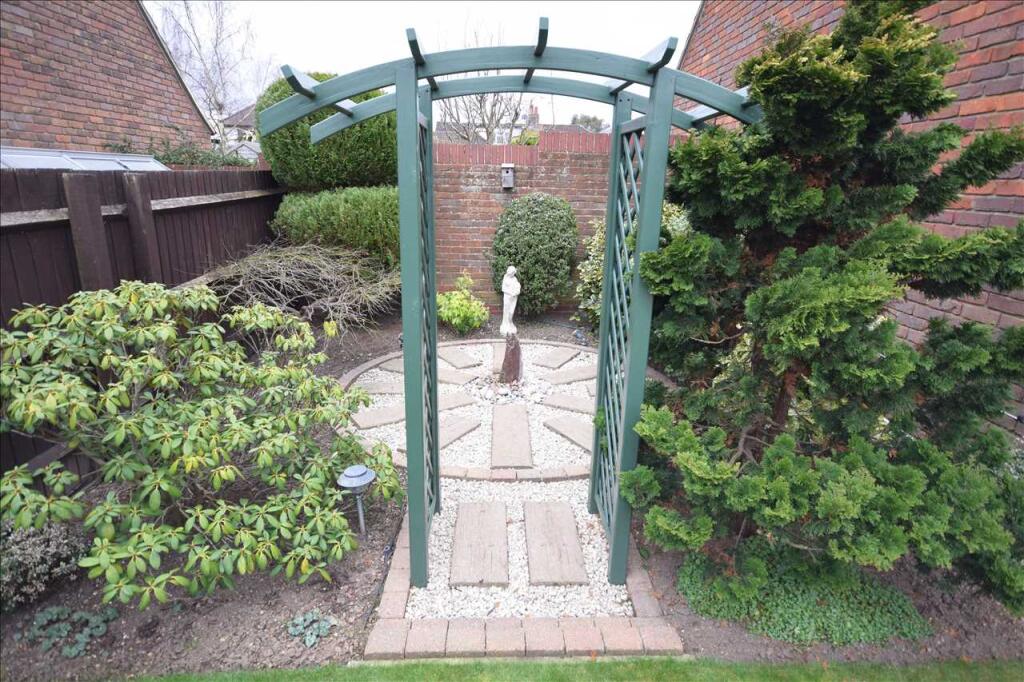 SIDE GARDEN