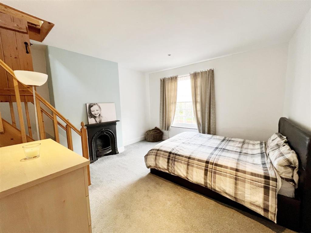 Bedroom 1 pic 1.jpg