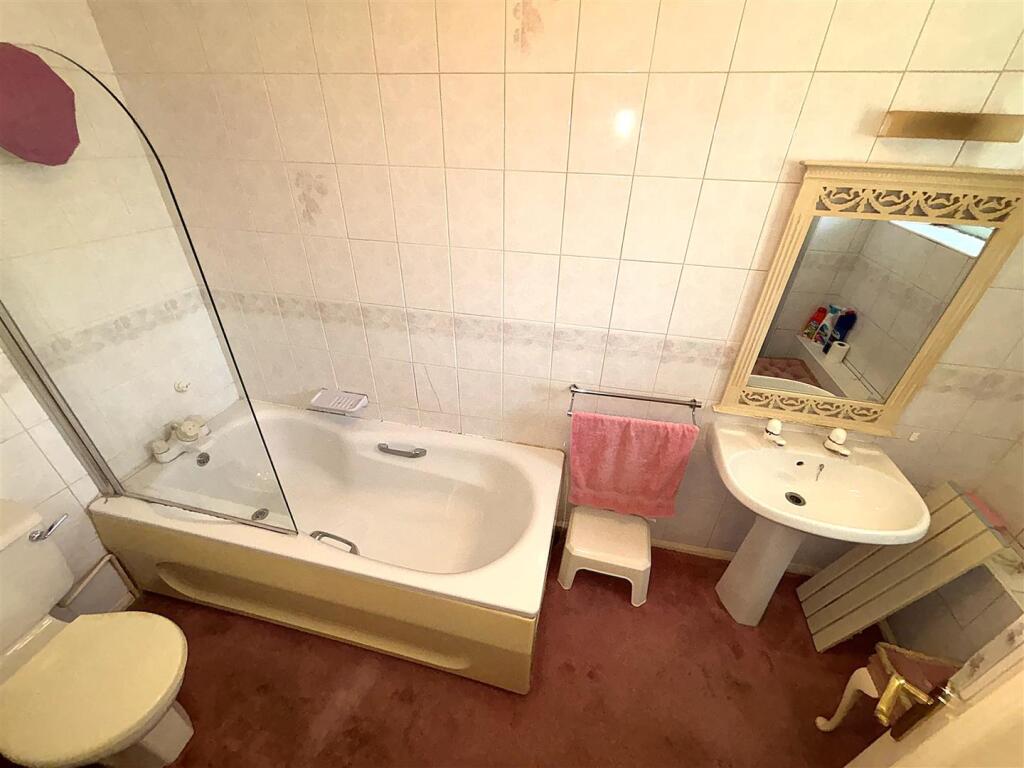 EN SUITE BATHROOM