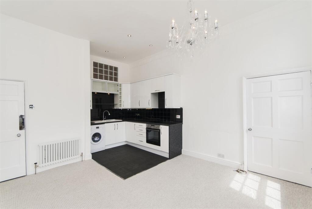 SITTING ROOM/KITCHEN